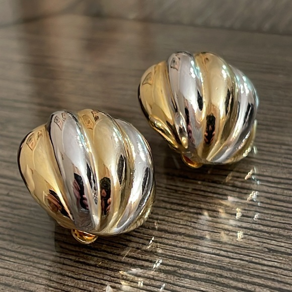 Vintage Round Two-tone Ribbed Clip Earrings - Picture 3 of 15